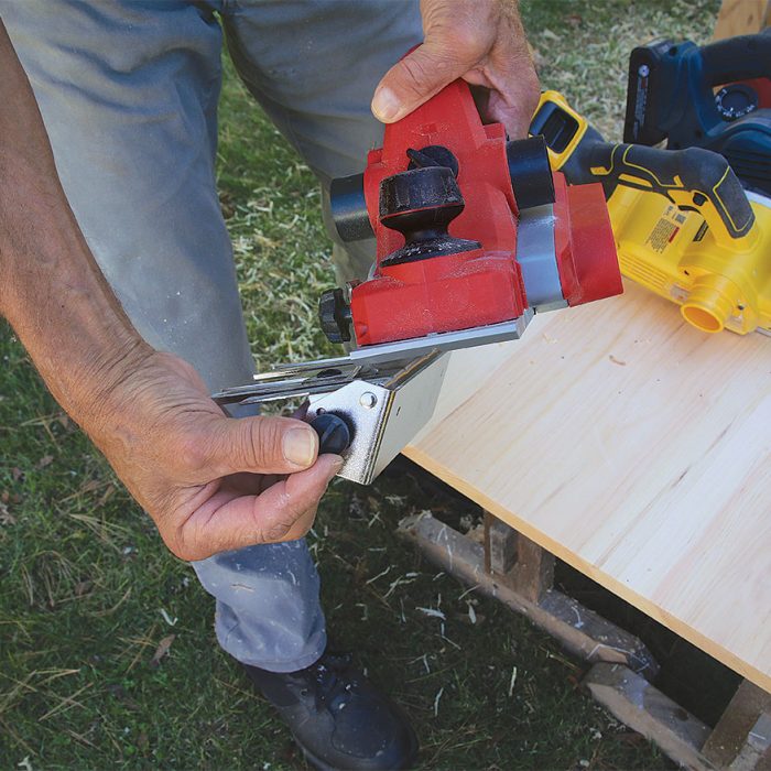 Showing features of the Milwaukee planer